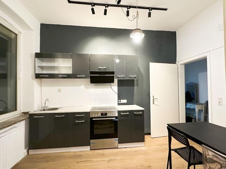Igo Apartment 2 Schlafenzimmer Mit Waschmaschine Trockner Haustier Rheinufer 5Min Netflix Disney Plus 17-6 Duisburg Bagian luar foto